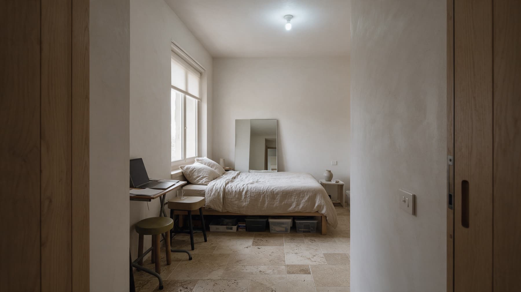 Recreación del antes: cama bajo la ventana, escritorio pegado a la cama, espejo de frente y cajas debajo