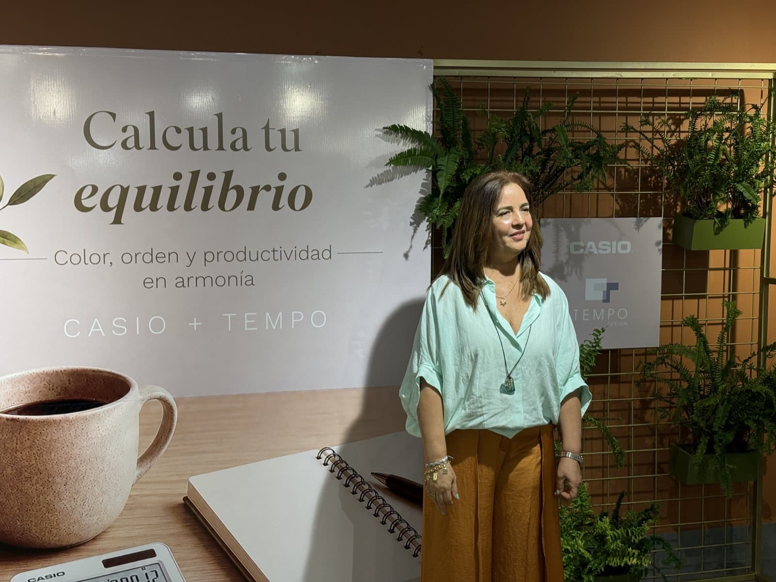 Irgia Barros junto al panel de la charla «Calcula tu equilibrio», de Casio y Tempo