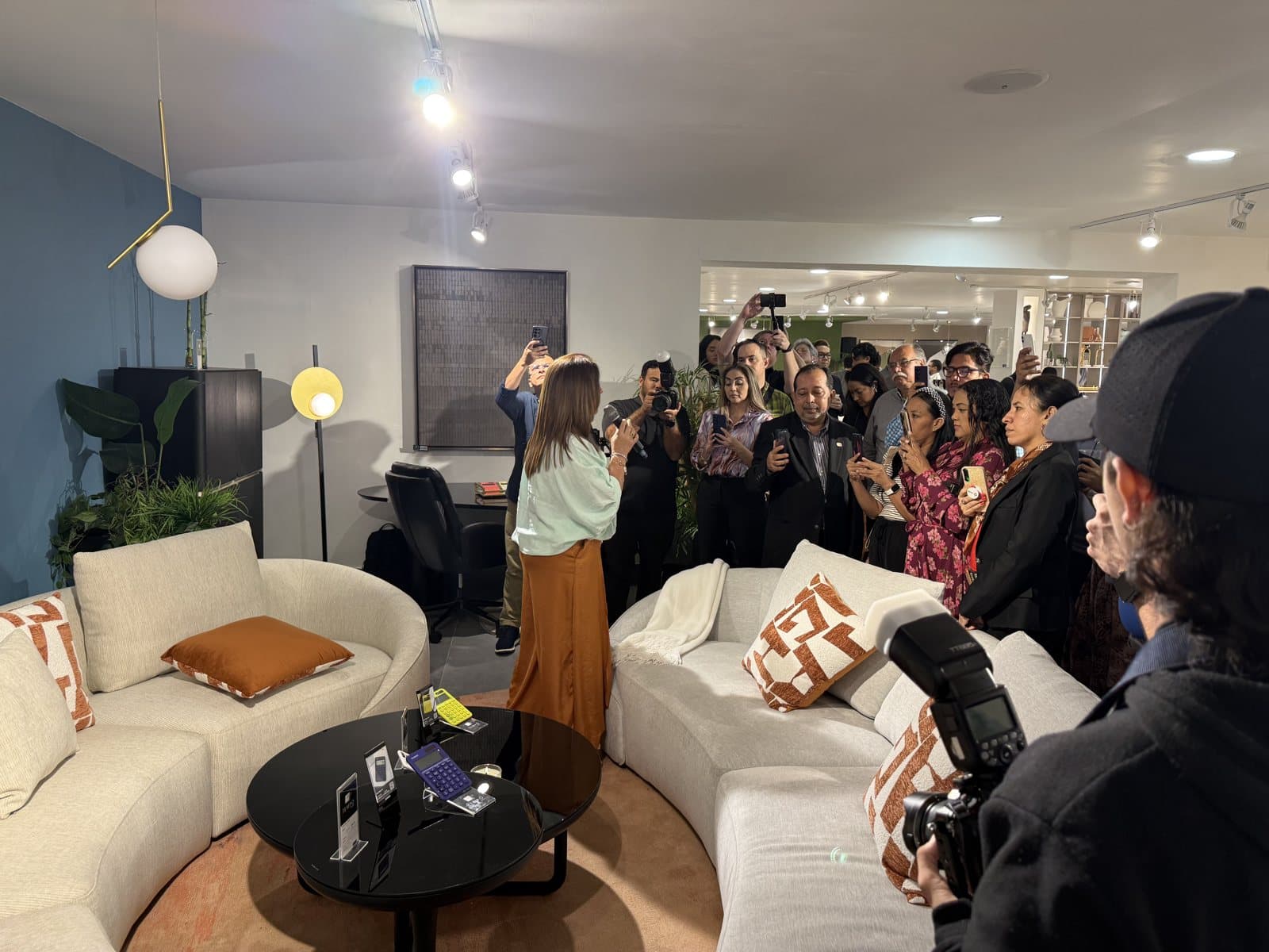 Irgia Barros dando la charla «Calcula tu equilibrio» ante el público, con prensa fotografiando